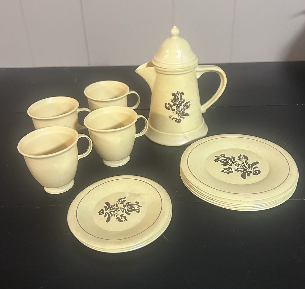 VtgOhio Art Pfaltzgraff Village Childrens Play Dish Set 15 Pc Metal Plates Cups